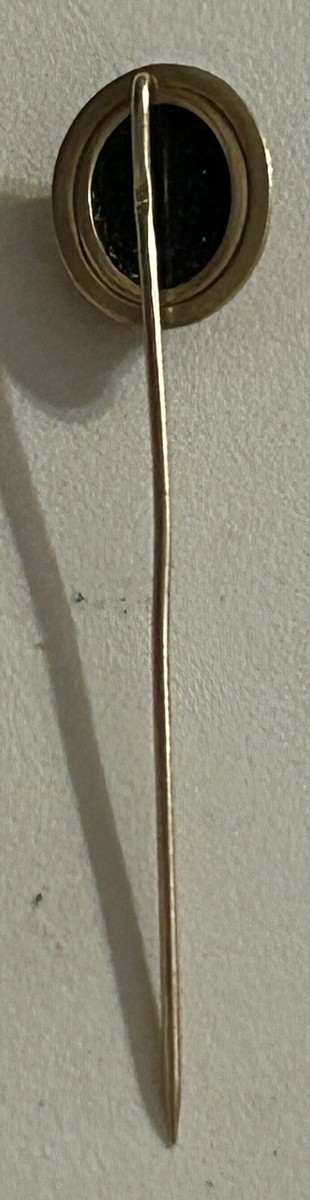 Antique Victorian 10K Yellow Gold Carved Hardstone Cameo Silhouette Stickpin Victorian 10k Sardonyx Hardstone Cameo Stick Pin. For Sale  main image 4
