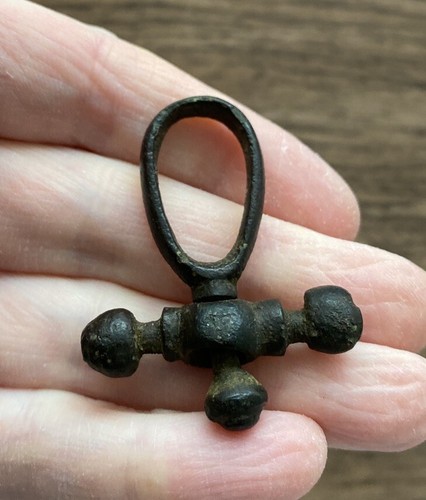 MEDIEVAL. 15TH CENTURY. BRASS PURSE BAR DATING TO THE 1400’S. - Foto 2 di 3