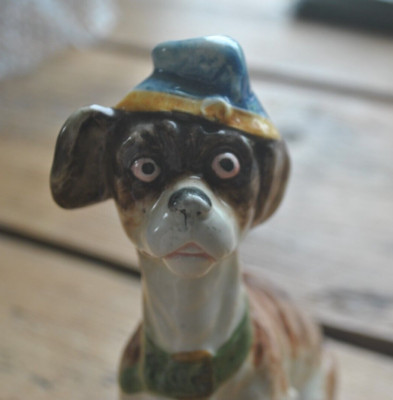 Vintage Continental handbemalter China Keramik Hund mit Hut und grünem Halsband