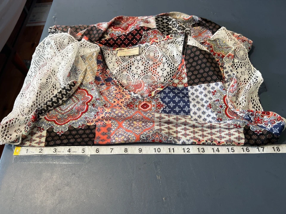 Top boho estampado de retazos con mangas con volantes de encaje Bobbie Brooks Lagom grande Foto 2 de 4