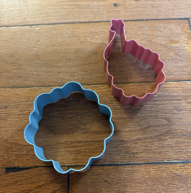2-Pack Metal Fluted Edge Santa Head & Snowflake Cookie Cutters, Solid Blue & Red