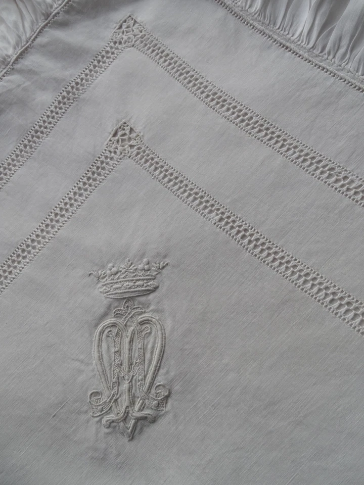Linge ancien, taie oreiller XIXe  voile de coton ,volant ,monogramme  couronne - Photo 2/4