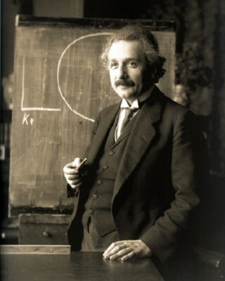 Albert Einstein during a lecture in Vienna 1921, Portrait 8''x 10'' Photo 330