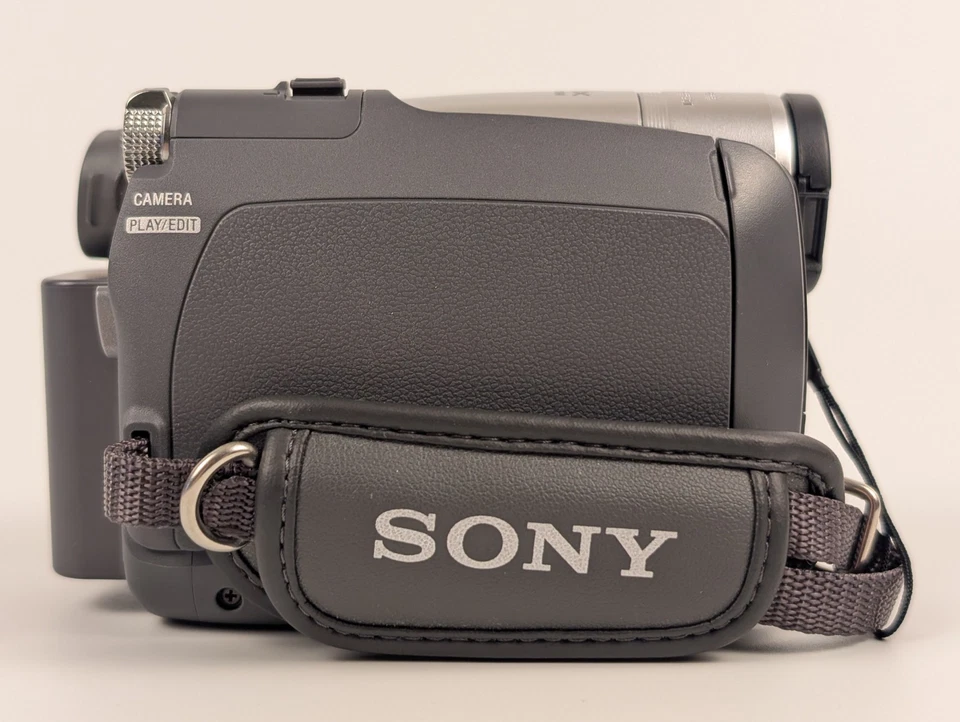 Sony DCR-HC28 MiniDV Handycam Camcorder 20x Optical---BARELY USED🔥 - Image 3 of 4