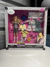 Disney exclusive Hannah Montana, Miley Cyrus, the movie, wardrobe Doll Playset N