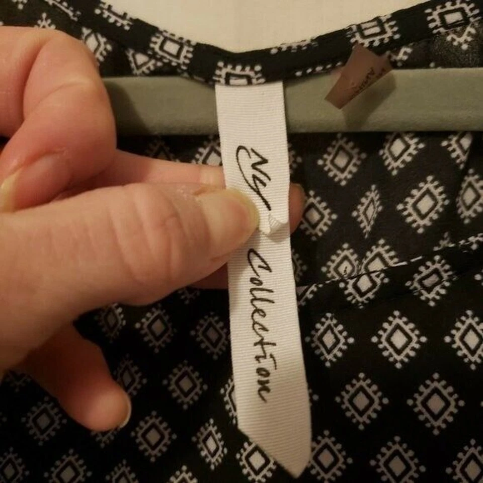 Blusa geométrica manga corta negra blanca talla M de la colección NY para mujer Foto 2 de 4