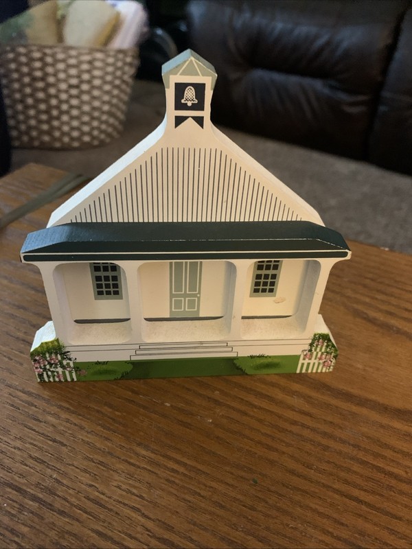 AMISH SCHOOL House SHEILA Collectible Wood Shelf Sitter 1993