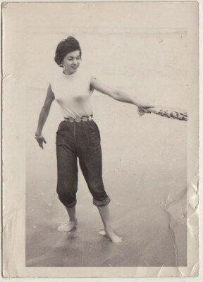 1950er hübsche Frau im Wasser, am Strand, bullet bra