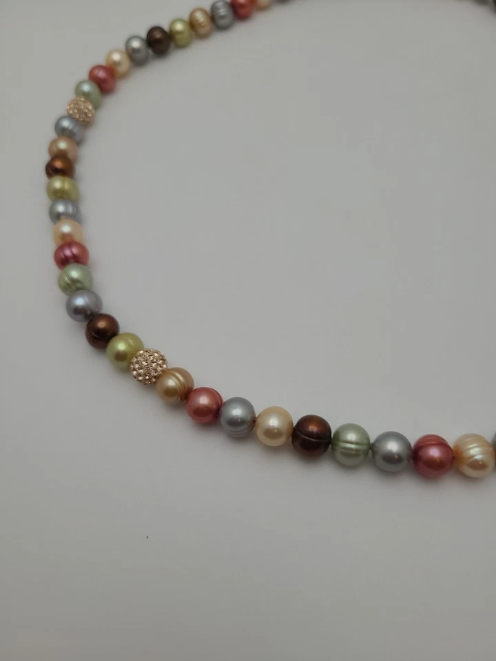 Elegante collar de cuentas de perlas naturales multicolor con detalles de cuentas de estrás Foto 4 de 4