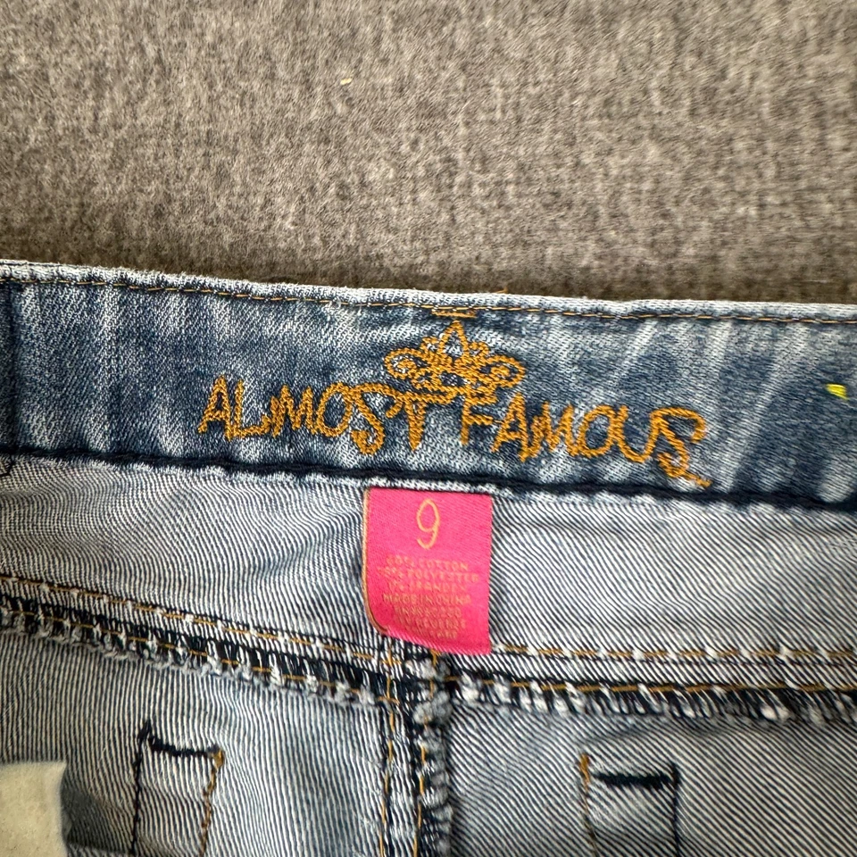 Pantalones de mezclilla Almost Famous para mujer 9 tiro bajo corte bota bigote grunge desgastados Y2K Foto 3 de 4
