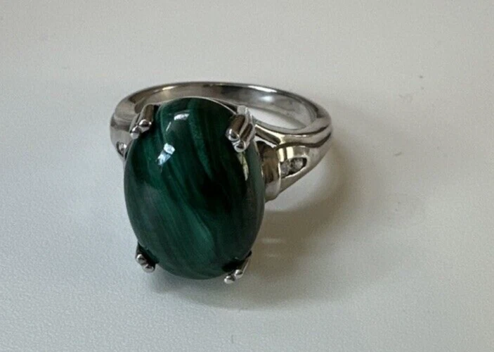 Anillo de cóctel Karis de malaquita y circonita cúbica talla 10 enchapado en platino Foto 4 de 4