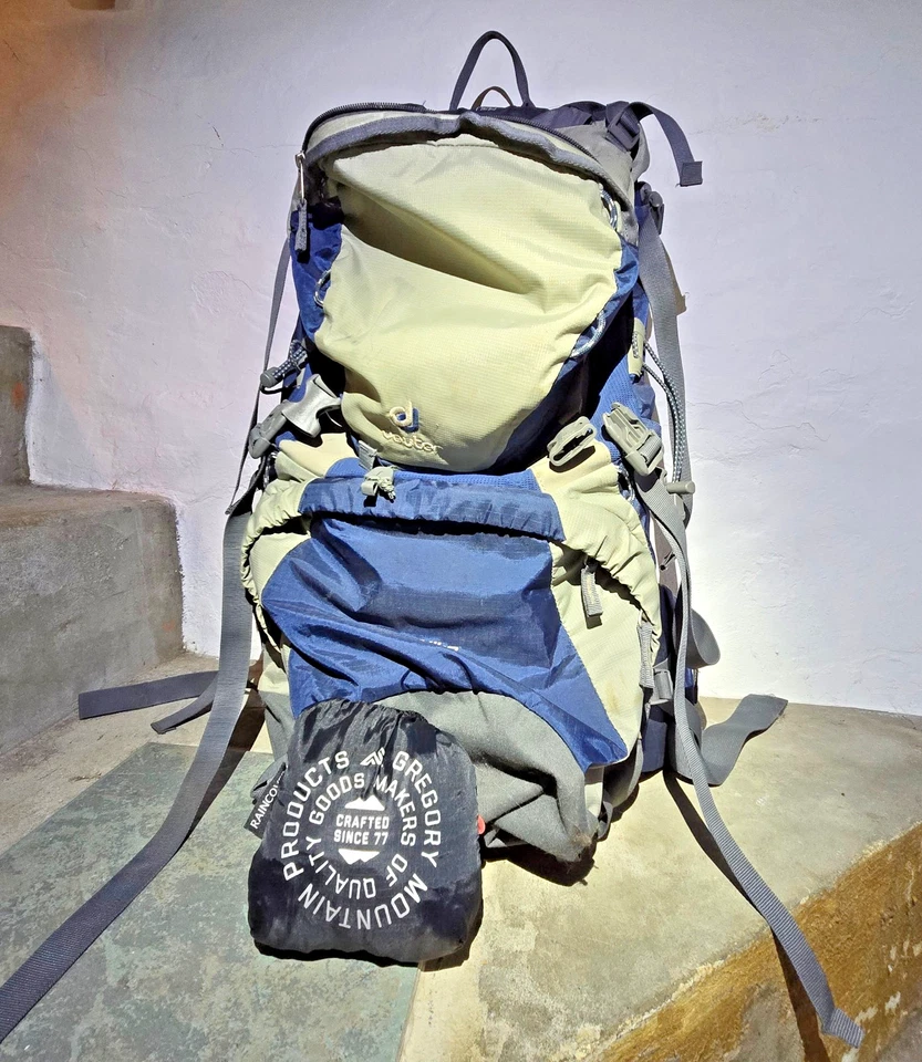 Mochila Deuter ACT Lite 65+10L Azul Plateado Medianoche con Cubierta de Lluvia Gregory Foto 2 de 4