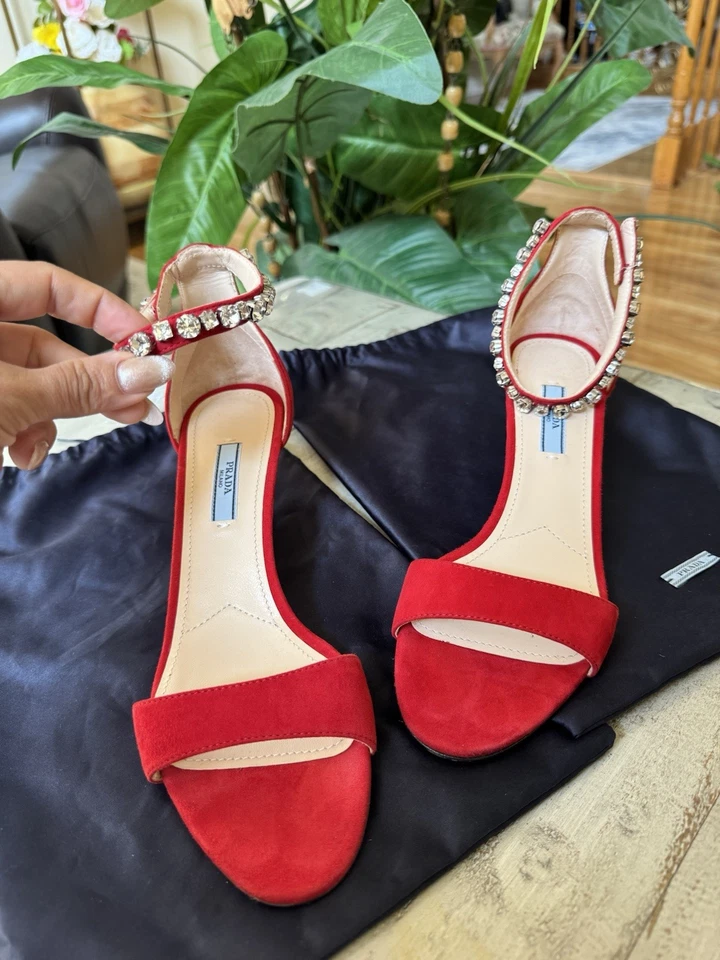 Tacones Prada rojos con detalles de estrás talla 39 EU 9 US Foto 3 de 4