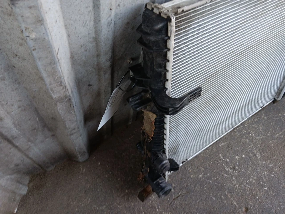 10-19 Jaguar X351 XJL XF Engine Motor Cooling Radiator Assembly C2D38735 OEM - Image 3 of 4