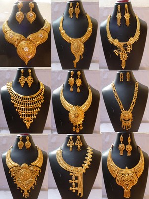 Assassin Headless Disco gold necklace 