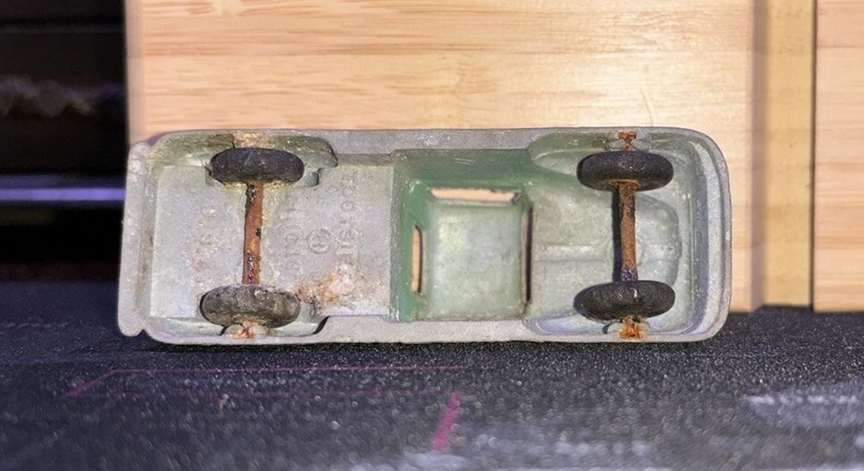 Camión de estacas laterales cerradas vintage Tootsietoy 1947 Ford f1, 3"" de largo, verde Foto 3 de 3