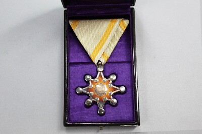 Japanese Sacred Treasure Medal 8th Class in Case . NNJ317B