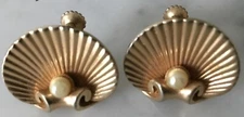 VTG FAUX PEARL IN SHELL GOLD TONE SCREW BACK EARRINGS SET DELICATE NAUTICAL EUVC