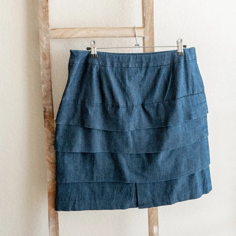 Falda Larry Levine Talla 12 Azul Lavado Medio Denim En Niveles Mini Elastizada Rústica Elegante Foto 3 de 4