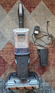 Shark Classic Anti Hair Wrap Akku-Stielstaubsauger IZ251UK + 2x Akku funktioniert