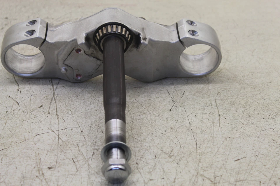 2006 SUZUKI BOULEVARD OEM FRONT FORKS CLAMP LOWER TRIPLE TREE STEM - Image 4 of 4