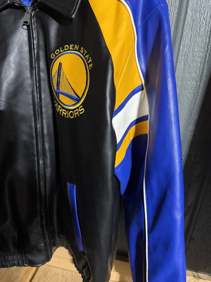 Chaqueta universitaria Golden State Warriors con mangas de cuero Foto 4 de 4