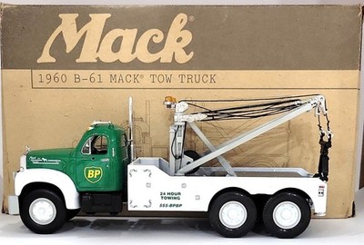 First Gear 19-2240 1:34 Die Cast 1960 B-61 Mack BP Tow Truck LN/Box