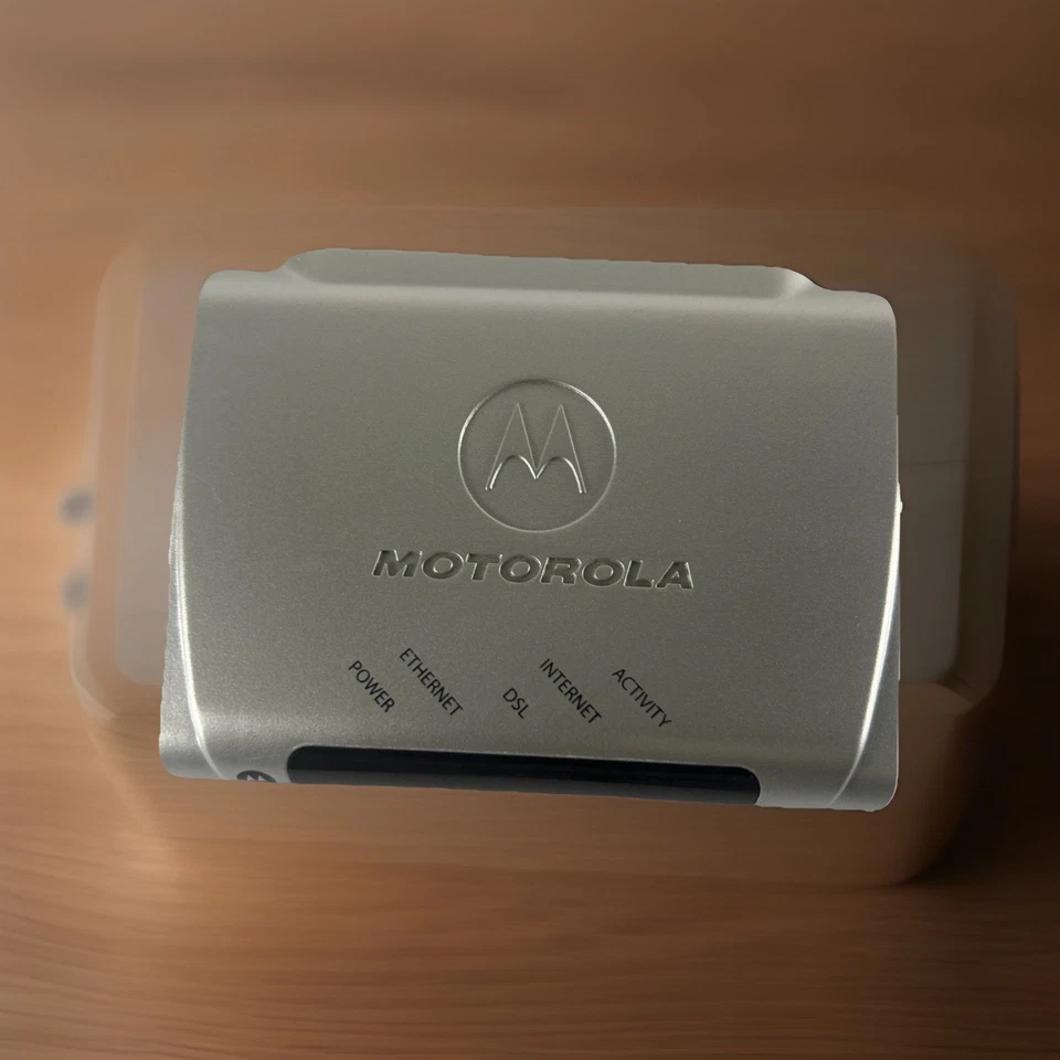 Módem Ethernet Motorola DSL modelo 2210-02-1006 encendido Foto 2 de 4