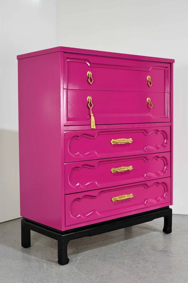 Cómoda Highboy estilo chinoiserie de mediados de siglo en rosa - recién pintada Foto 2 de 4