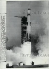 1970 Press Photo The Saturn V rocket leaves a fiery trail from launch pad