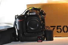 Nikon D750 24.3 MP FX full frame DSLR MB-D16 64GB SD card battery charger WORKS