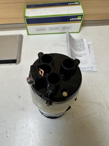 Leviton CS6364C 50A 125/250V Connettore di bloccaggio AC - Nero-Bianco - Foto 4 di 5