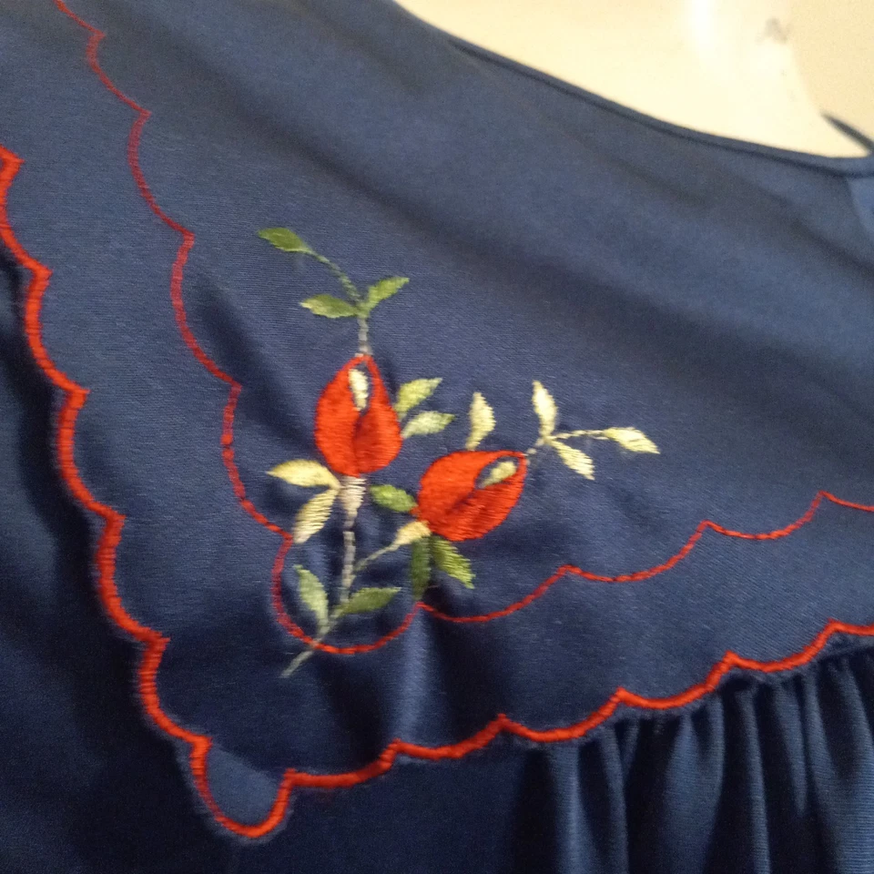 Vintage Shadowline Satin Long Sleeve Robe-Large-Embroidered Rose Yoke-Pockets- - Image 4 of 4