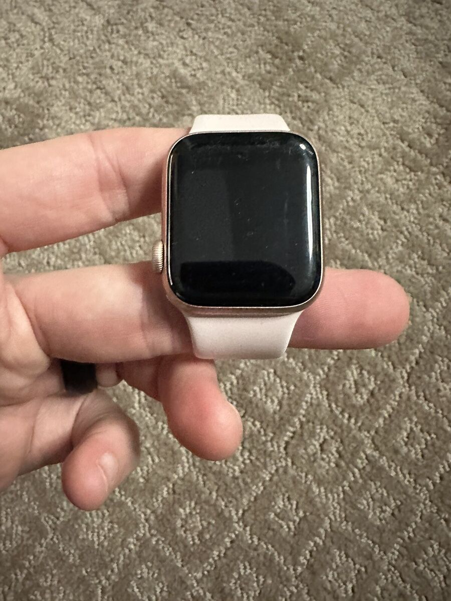 Apple Watch Series 4 Aluminum Pink Sand Sport Band 40 MM GPS Apple Watch Series 4 Aluminum Pink Sand Sport Band 40 MM GPS