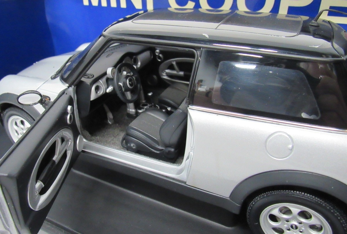 AutoArt Models 1:18 Die Cast Silver BMW Mini Cooper Gateway Global