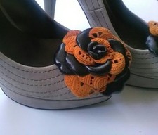 2-teiliges Set, Schuhdeko, Schuhrosen aus Leder in Spitzenoptik.
