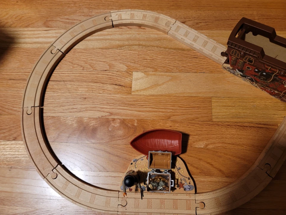 Thomas Wooden Railway Pirate Figure 8 conjunto de trem com extras! Leia - Imagem 3 de 4