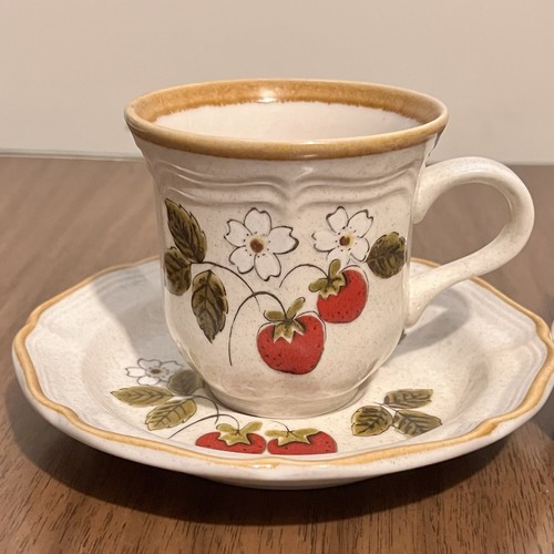 Mikasa Strawberry Festival Cups Saucers Set of 2 Stoneware EB801 3.75” Japan