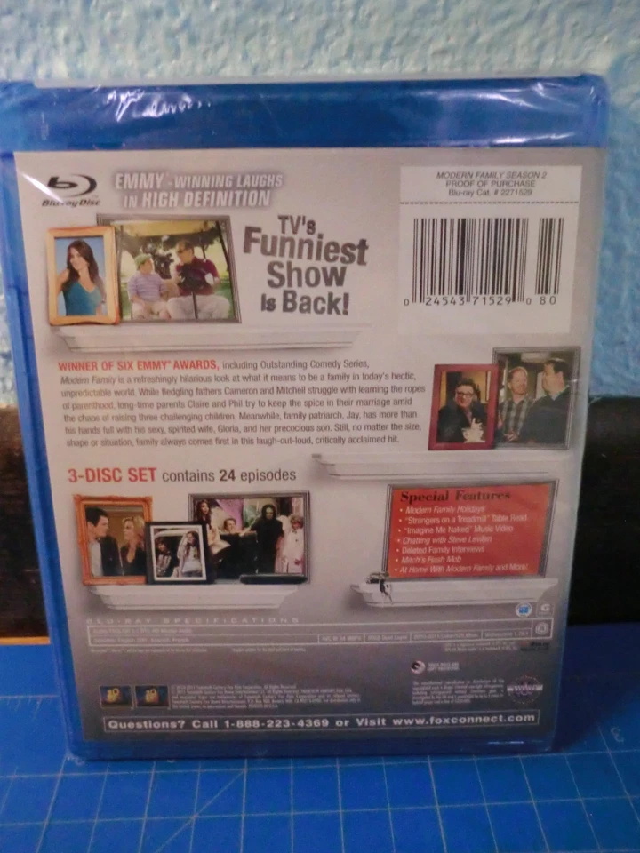 Modern Family: The Complete Second Season (Blu-ray Disc, 2011, 3-Disc Set) NEW - Image 2 of 3