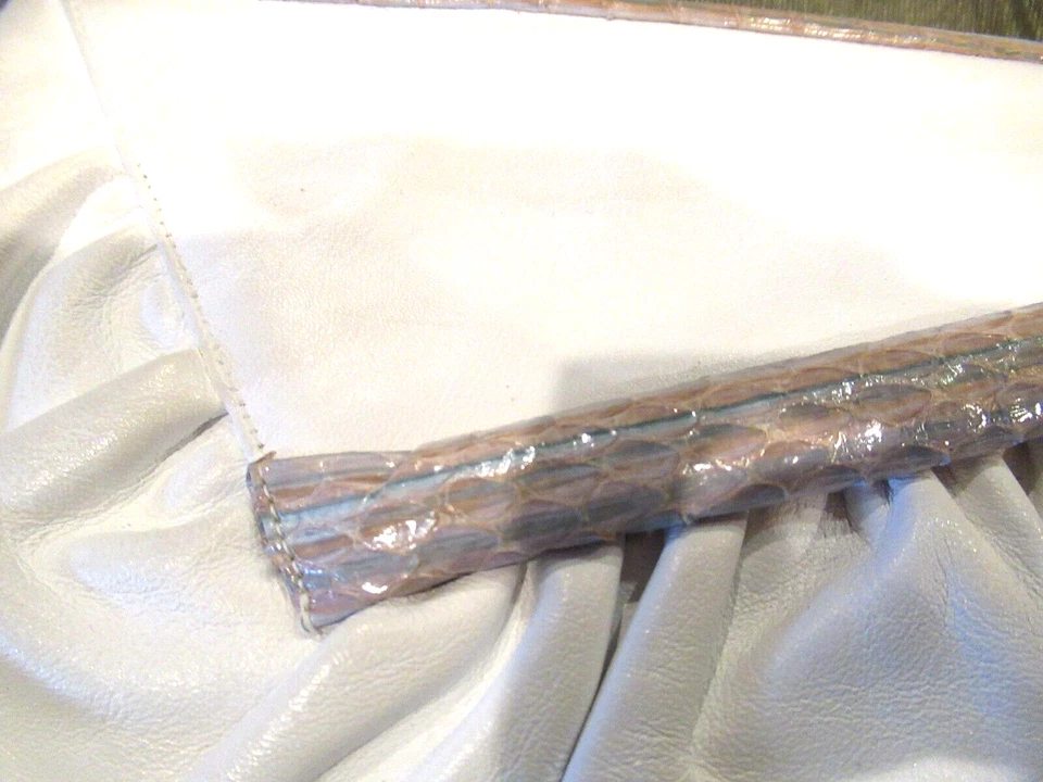 Monedero Venetto de cuero blanco, ribete de piel de serpiente, c. años 80 Foto 3 de 4