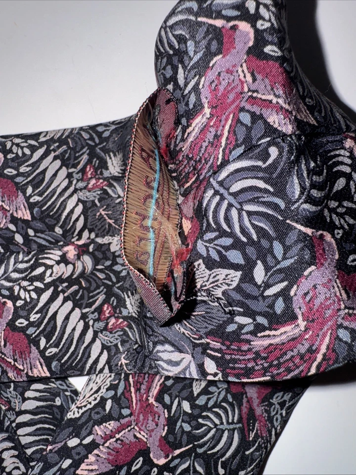 BACHRACH 100% SETA PURA SILK HUMMINGBIRD PATTER TIE MADE IN ITALY - Imagem 3 de 4