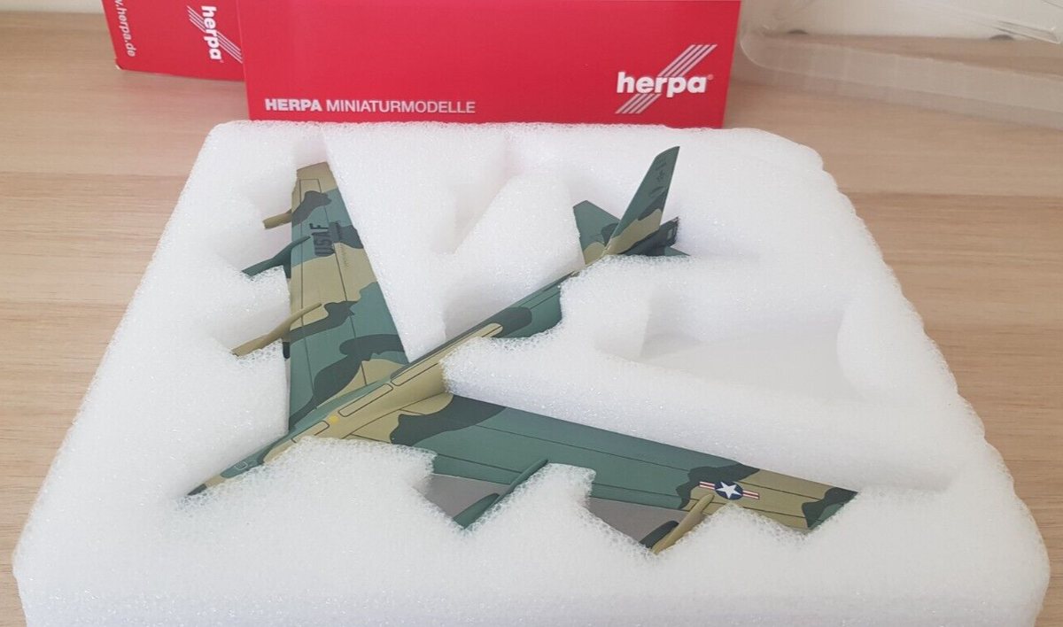 航空機・ヘリコプター 1/200 B-52H Stratofortress Herpa B-52H Stratofortress 1:200 Diecast Model - Herpa HE-557351