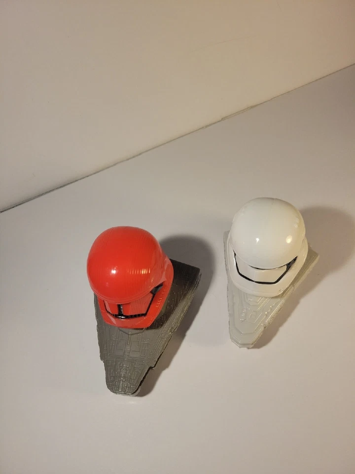 Lote de 2 bonecos colecionáveis Star Wars Stormtrooper e Der'kal Red Stormtrooper - Imagem 3 de 4