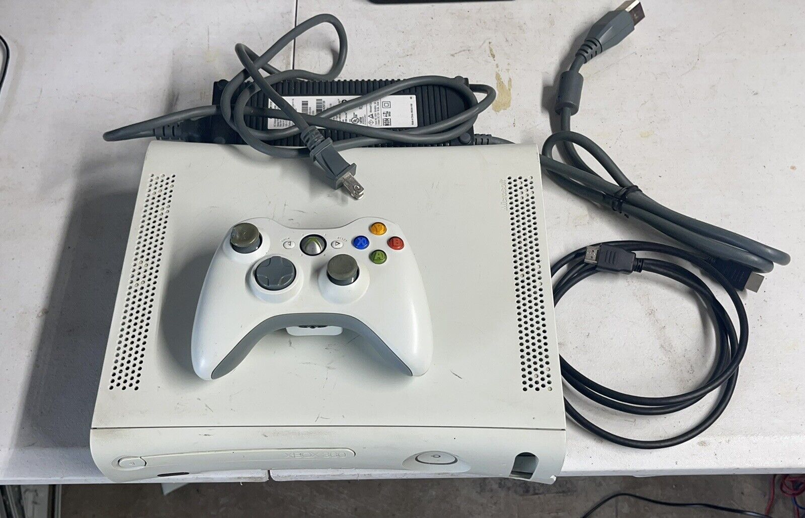 Xbox 360 Arcade White 32gb drive W/ PSU Wireless Controller & HDMI cord  WORKS