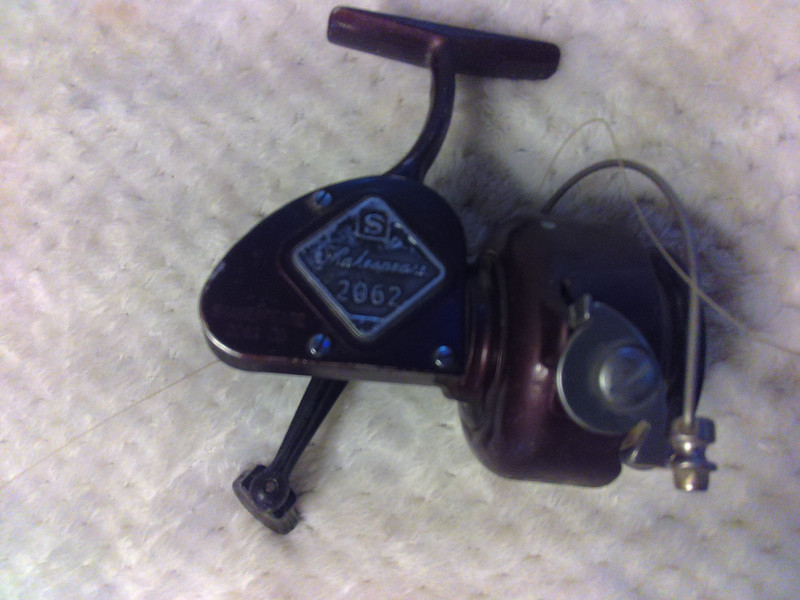 Vintage well used Shakespeare 2062 DD reel, Works. maroon/burgundy?