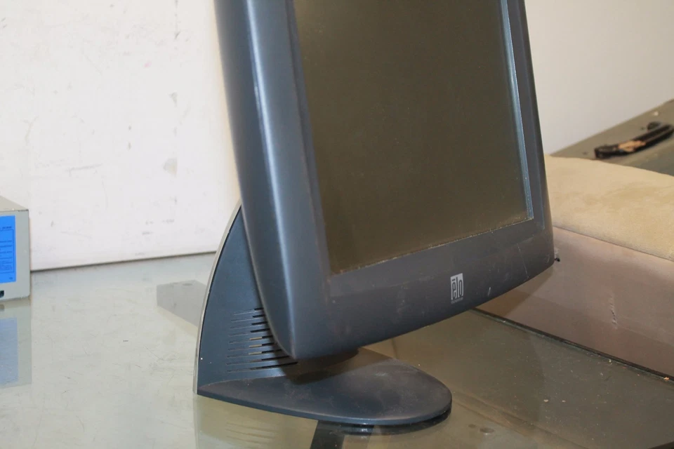 Elo Touch Solutions ET1525L-7UWC-1 15" LCD Touchscreen Monitor scratched screen. - Image 2 of 4