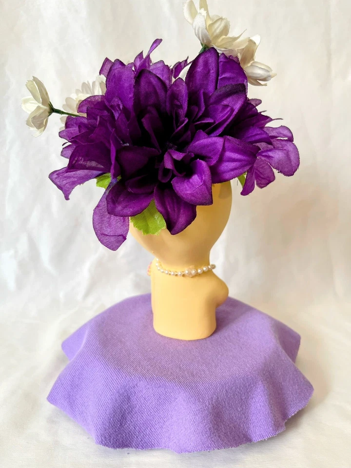 PLANTADOR DE FLORES, CARA DE DAMA, HOMBRO DE SUJECIÓN, FLORES DE SEDA MORADAS Y BLANCAS Foto 3 de 4