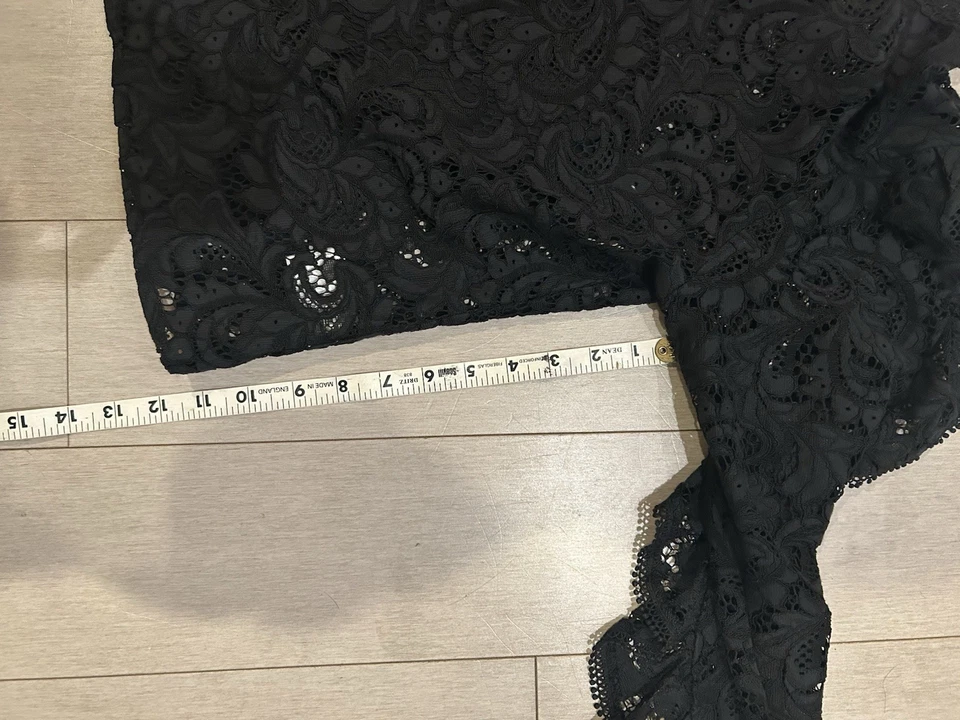 Blusa Express negra, de encaje, con cami incorporada y manga con volantes. Talla S. Foto 4 de 4