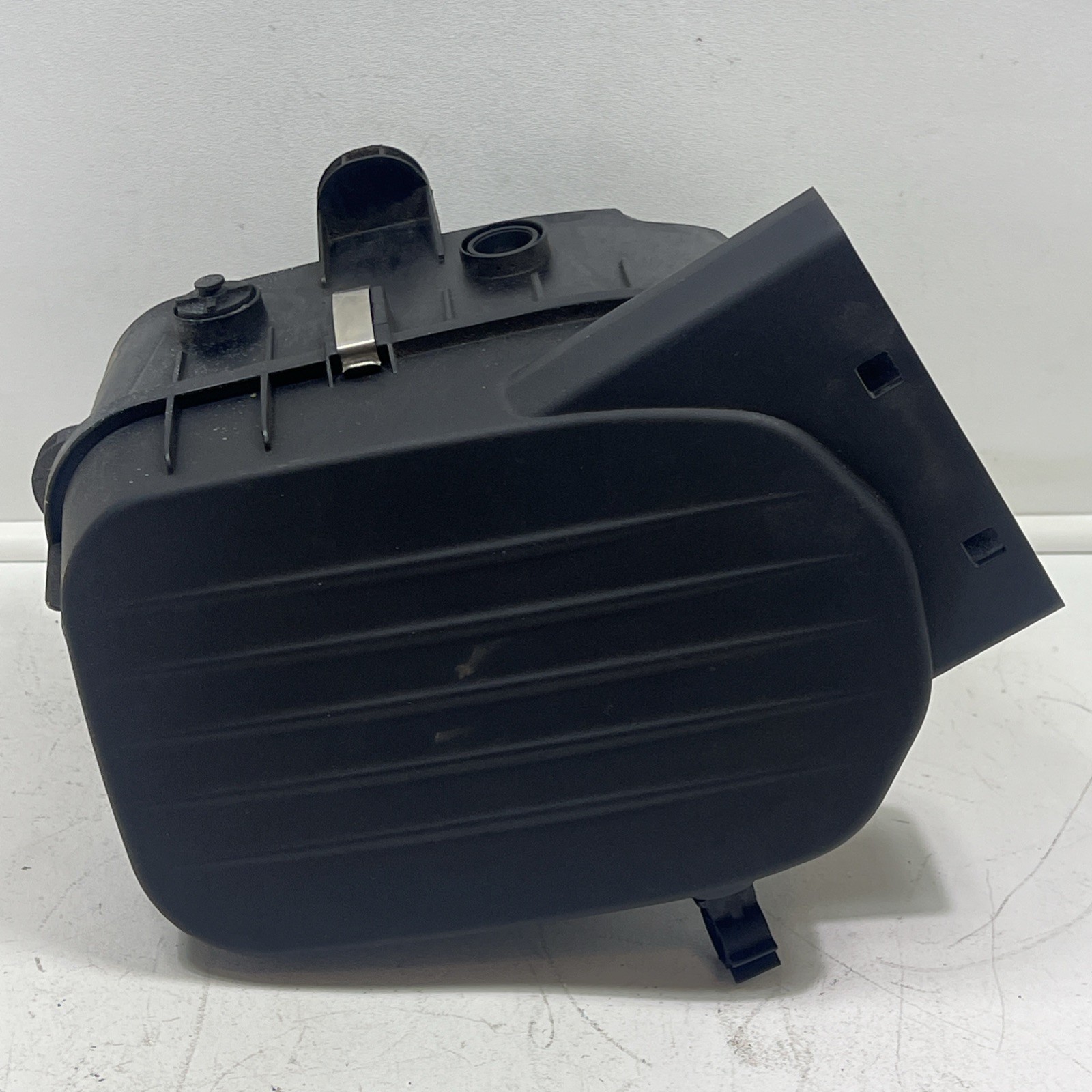 2017-2021 Maserati Levante 3.0L Left Air Cleaner Filter Housing 673007391