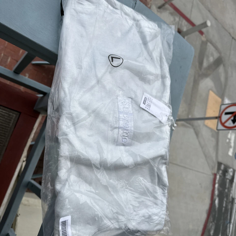 🚨 Supreme MM6 Maison Margiela Foil Box Logo Hooded Sweatshirt Large White New - Image 3 of 4